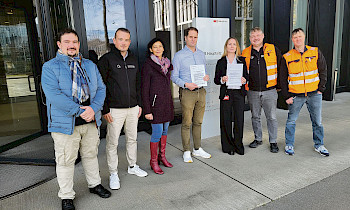 De gauche à droite : Andreas Lüdin, président central AS, Michael Buletti, secrétaire syndical SEV, Hanny Weissmüller, présidente centrale LPV, Linus Looser, chef CFF Infrastructure, Sibylle Hug, cheffe RH Infrastructure, Jan Weber, président central BAU et Hubert Koller, vice-président central BAU.