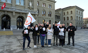 Action du SEV devant le Palais fédéral contre les coupes dans les transports publics