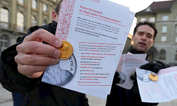 Schokolade-Fünfliber-Aktion vor dem Bundeshaus, um gegen Kürzungen im RPV zu kämpfen.